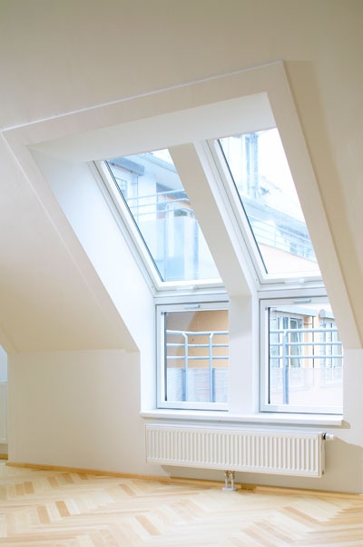 Modernes VELUX Dachfenster für lichtdurchflutete Wohnräume im Dachgeschoss