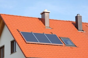Praktisches VELUX Schwingfenster mit zentraler Öffnungsachse