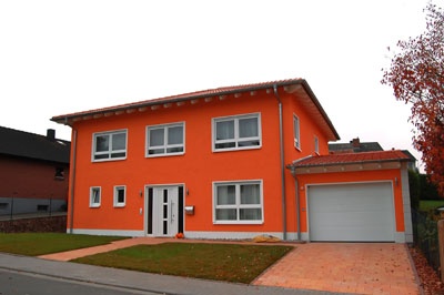 Garagentor mit authentischer Holzoptik in warmer Eichenfarbe