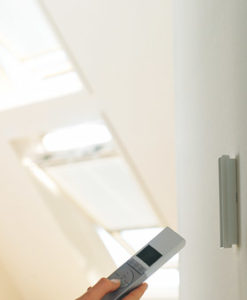 Komfortables elektrisches VELUX Dachfenster mit Funksteuerung