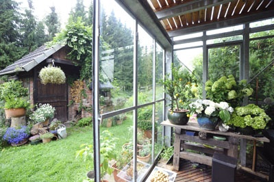 Elegante Holzpergola als dekorativer Schattenspender im Außenbereich
